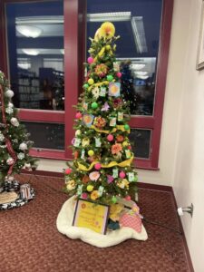 Christmas Tree Extravaganza collects $1,900 for local family