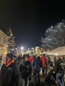 Thousands enjoy Holiday Stroll this weekend